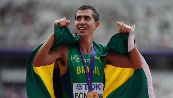 Caio Bonfim é campeão mundial dos 20 km da marcha atlética em Tóquio