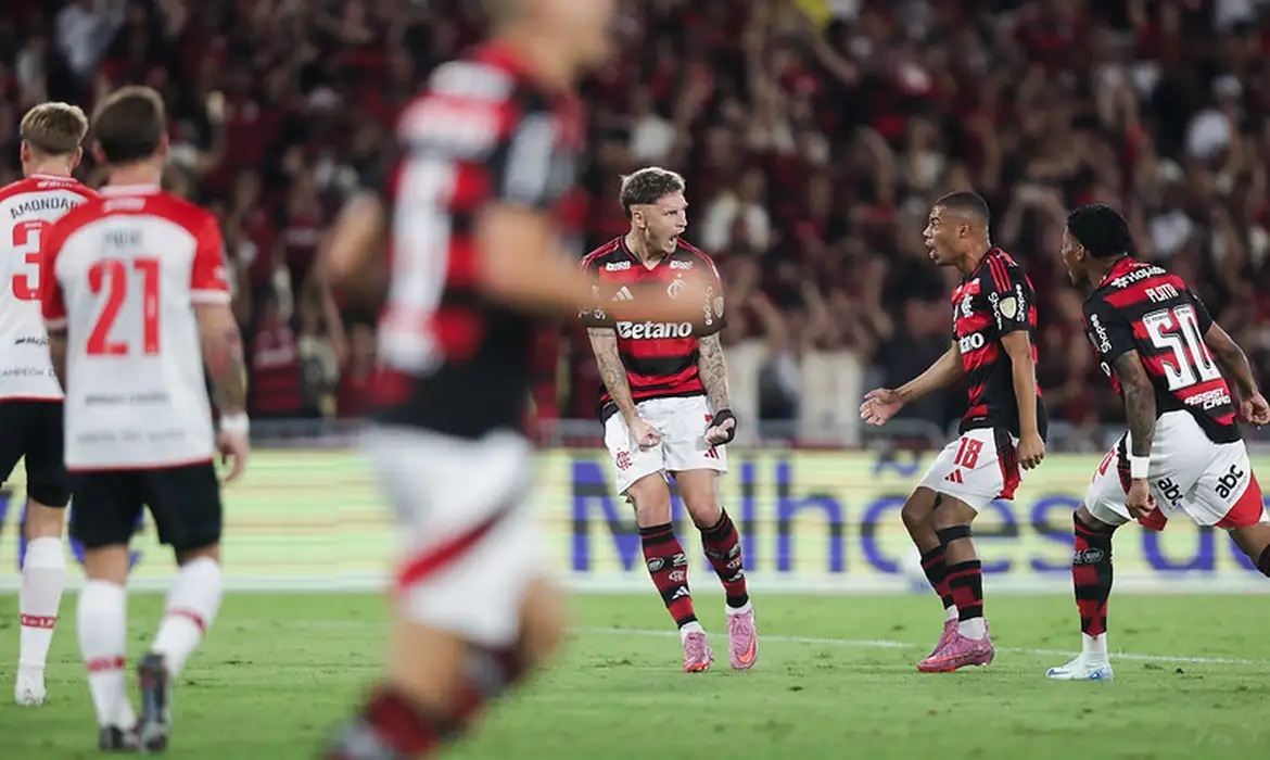 OAB Barro Preto - Com direito a gol relâmpago, Flamengo derrota Estudiantes no Maracanã