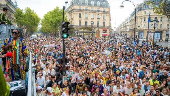Cultura afro-brasileira é celebrada em Paris com Lavagem de Madeleine