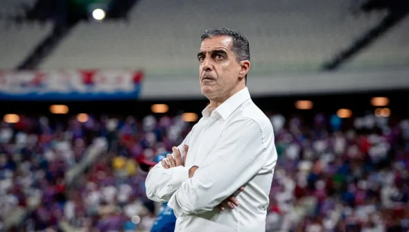 Fortaleza anuncia saída do técnico português Renato Paiva