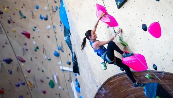 Marina Dias conquista bicampeonato no Mundial de escalada paralímpica
