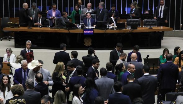 Câmara aprova texto que dificulta denúncia criminal contra parlamentar