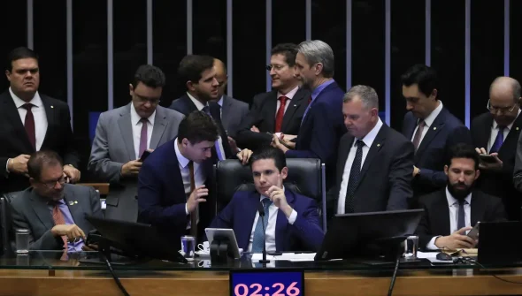 PEC da blindagem é aprovada por deputados e vai ao Senado 