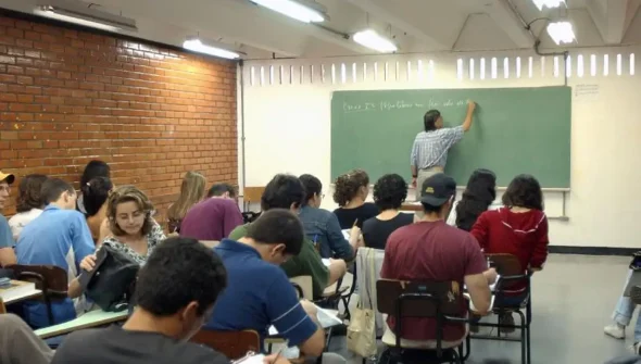 Ensino superior no Brasil pode mais que dobrar salário