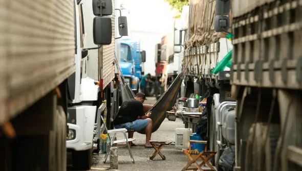 Jornada exaustiva e solidão afetam saúde mental de caminhoneiros