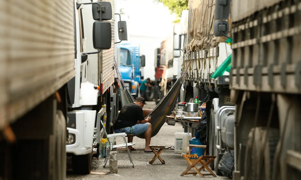 OAB Barro Preto - Jornada exaustiva e solidão afetam saúde mental de caminhoneiros
