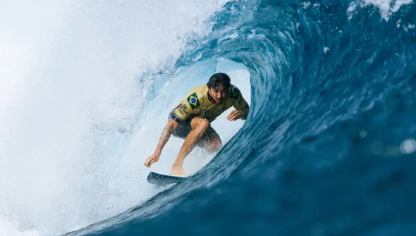 Yago Dora é campeão mundial de surfe profissional