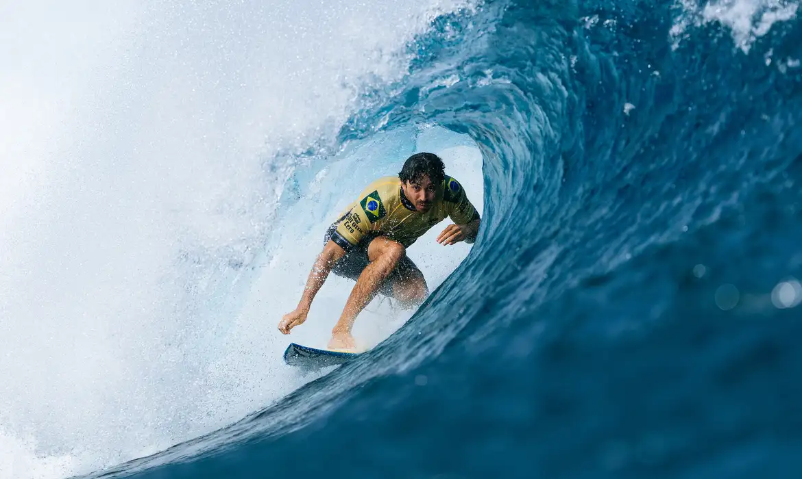 OAB Barro Preto - Yago Dora é campeão mundial de surfe profissional