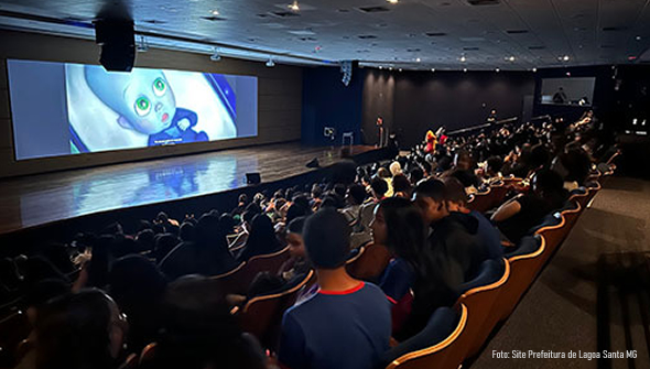 Projeto “Cinema na Escola” estreia com auditório lotado na E.M. Dr. Lund