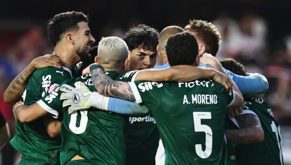 Virada e derrota rubro-negra levam Palmeiras à ponta do Brasileirão