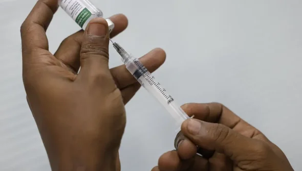 Vacinação despenca na Maré em dias de operação policial, aponta Unicef