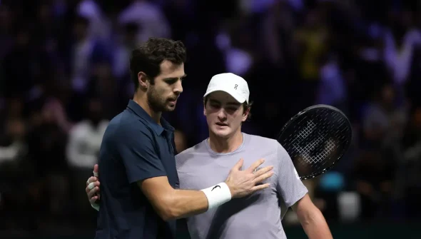 João Fonseca batalha em quadra, mas dá adeus ao Masters 1000 de Paris