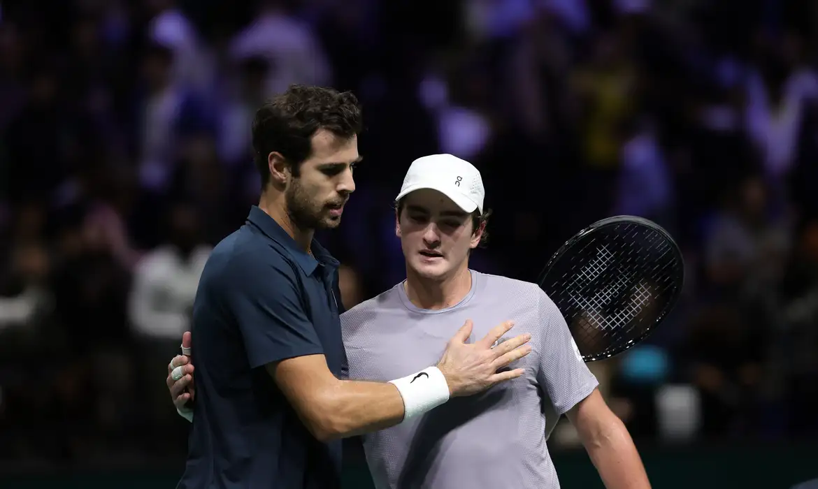 OAB Barro Preto - João Fonseca batalha em quadra, mas dá adeus ao Masters 1000 de Paris