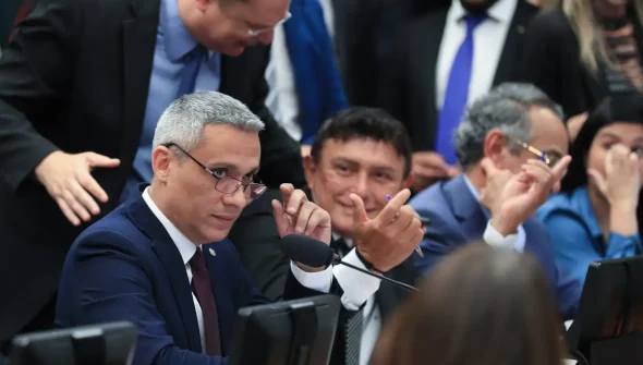 Câmara aprova suspensão de ação no STF contra Gustavo Gayer