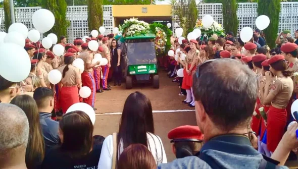 Enterro de jovem esfaqueado no DF é marcado por pedido de justiça