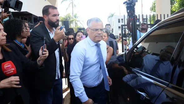 Defesa de Bolsonaro diz que tornozeleira humilha e nega plano de fuga