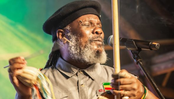 Mestre Negoativo leva história negra de Minas Gerais para os palcos