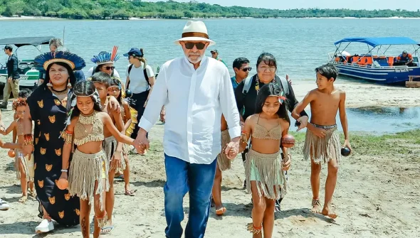 Lula visita aldeia indígena e promete energia para 4,3 mil famílias