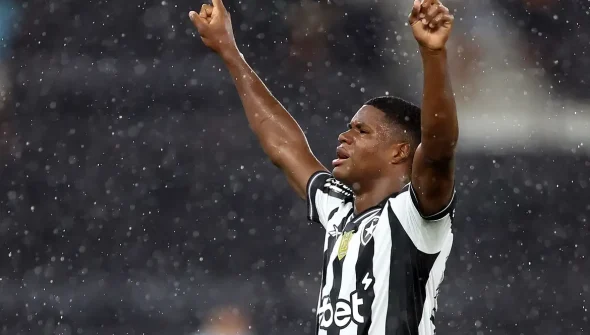 Panamenho José Kadir leva Botafogo à vitória no Brasileiro