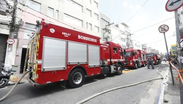 Explosão de galpão com fogos de artifício mata uma pessoa em São Paulo