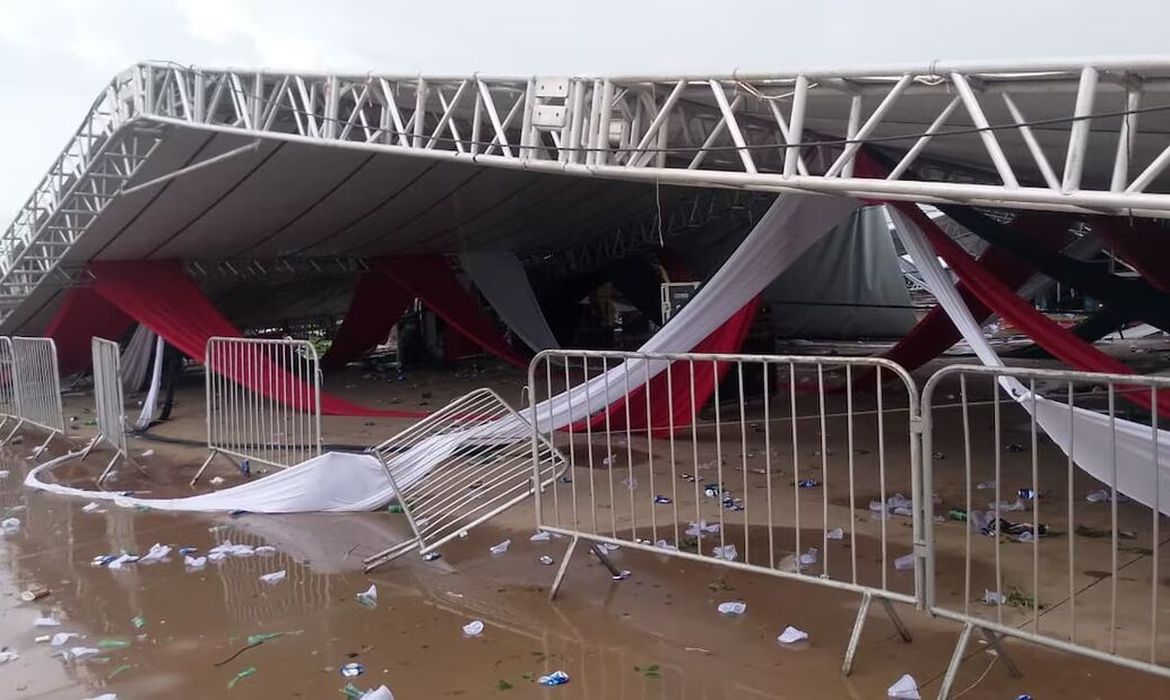 OAB Barro Preto - SP: Uma pessoa morre e 40 se ferem em queda de estrutura durante festa