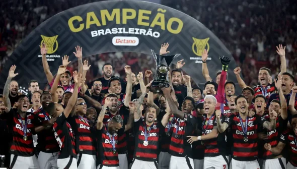 Flamengo derrota Ceará e coroa ano mágico com título Brasileiro