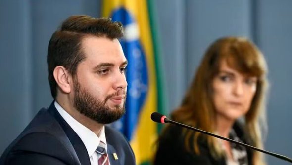 Moraes pede que Filipe Martins explique uso de rede social