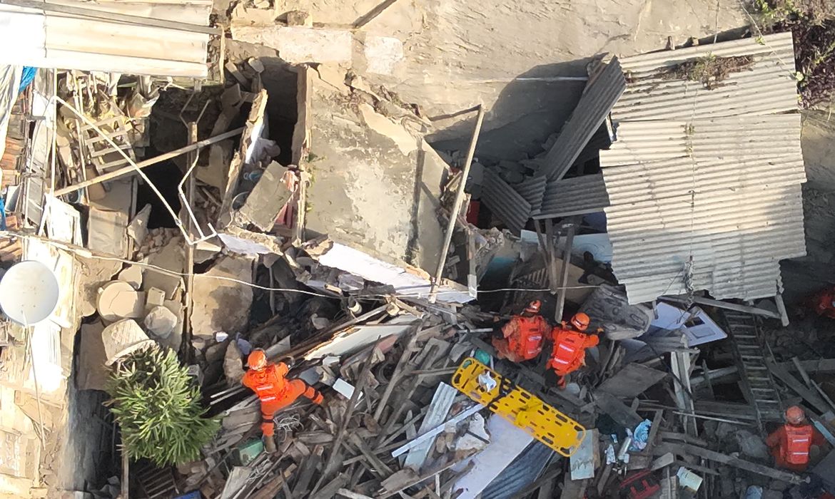 OAB Barro Preto - Casarão desaba no bairro do Catete, no Rio, e deixa vários feridos