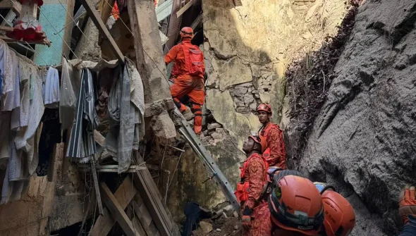 Bombeiros resgatam 17 pessoas de casarão que desabou no Rio
