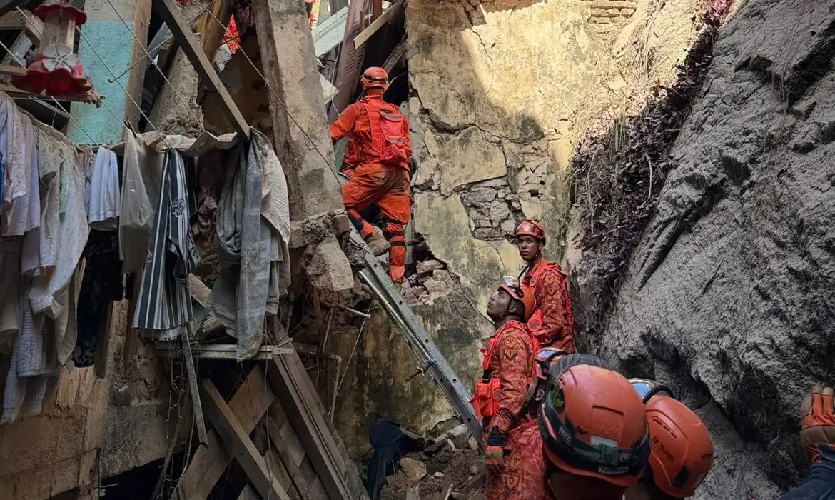 OAB Barro Preto - Bombeiros resgatam 17 pessoas de casarão que desabou no Rio