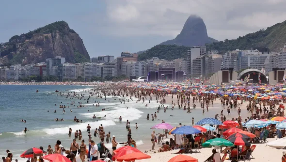 Bebidas destiladas são encontradas enterradas na praia de Copacabana