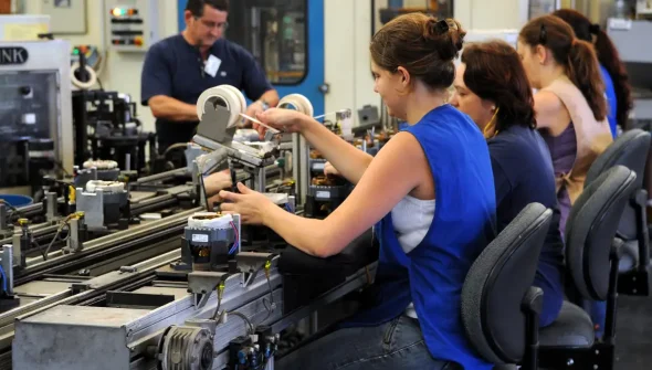 Feira de empregos oferece oportunidades para jovens de favelas do Rio