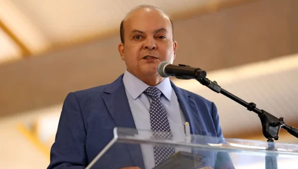 Oposição no DF pede impeachment de Ibaneis após citação por Vorcaro