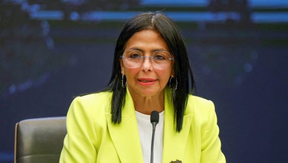 Forças Armadas da Venezuela reconhecem vice como presidente interina