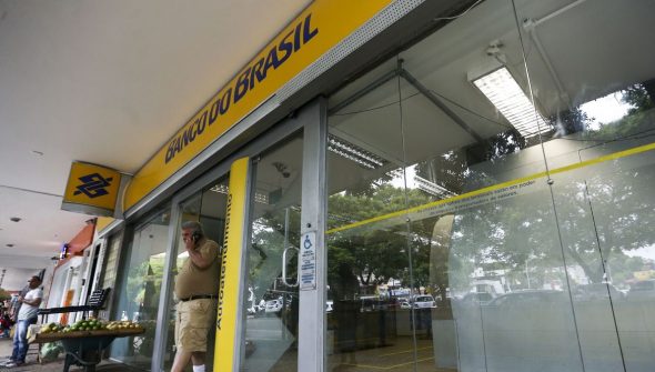 Bancos voltam a funcionar normalmente nesta sexta-feira