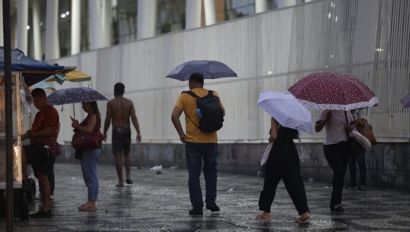 País com maioria das regiões em alerta de chuvas intensas nesta quarta