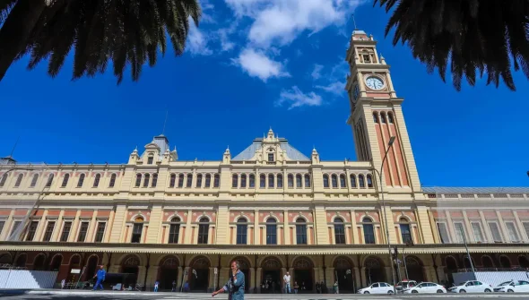 Segunda de céu claro, sol e sensação de calor na capital paulista