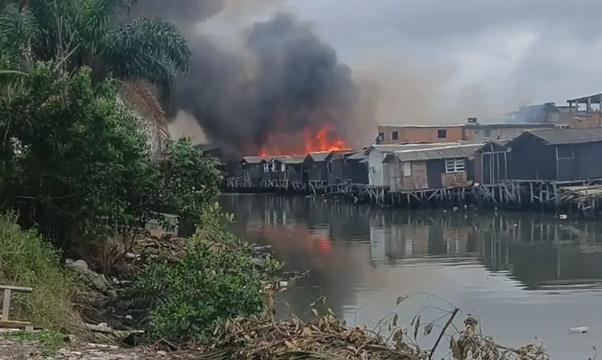 OAB Barro Preto - Incêndio destrói sete barracos no Dique da Vila Gilda, em Santos