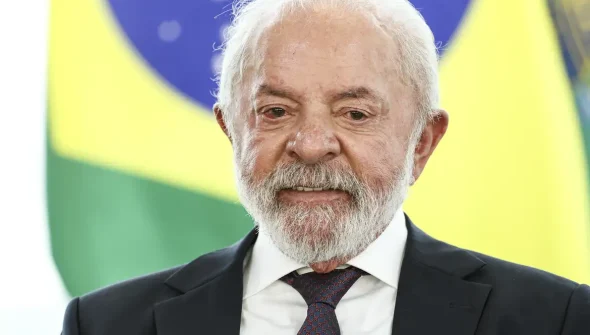 Antes de viagem ao Panamá, Lula conversa com presidente Mulino