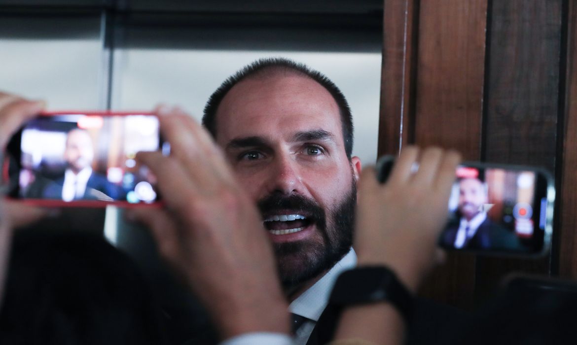 OAB Barro Preto - PF determina retorno imediato de Eduardo Bolsonaro a cargo de escrivão