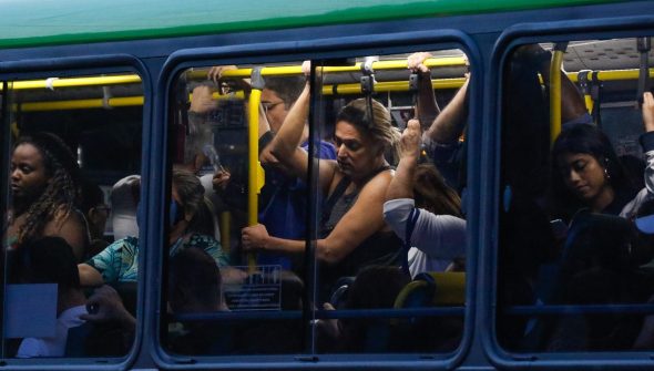 Livro apresenta contrastes do Rio ao examinar linha de ônibus 474