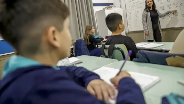 CNTE comemora reajuste do piso do magistério; prefeitos contestam