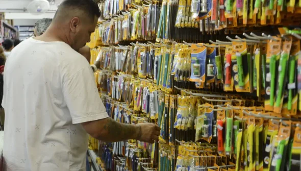 Preço de material escolar pode variar até 276% nas papelarias de SP