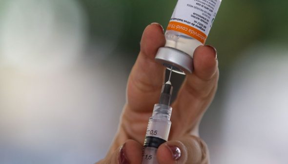 Há 5 anos, Brasil aplicava primeiras doses de vacina contra a covid-19