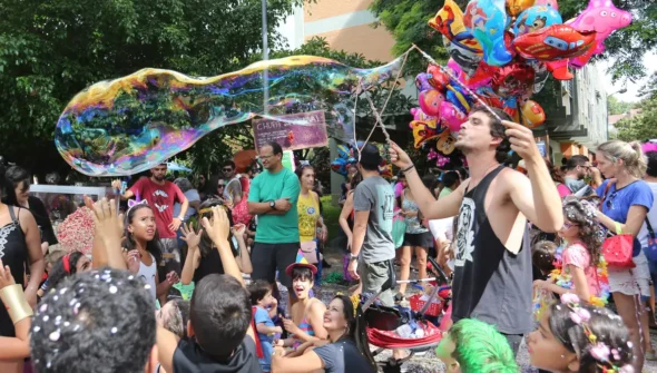 Carnaval: pais não devem postar imagens de crianças, diz pesquisador