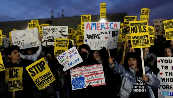 Desordem mundial de Trump: ONG alerta para autoritarismo em 100 países