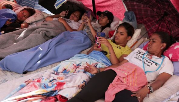 Familiares de presos políticos fazem greve de fome em Caracas