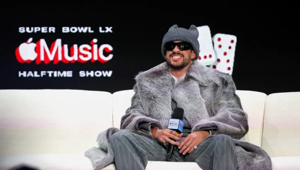 Final do futebol americano vira festa multicultural pró-imigrantes