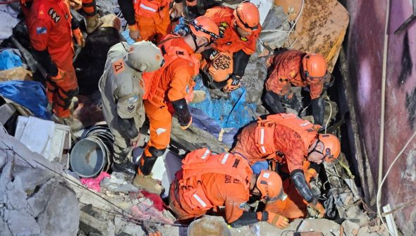Prédio desaba no Rio e mata uma mulher