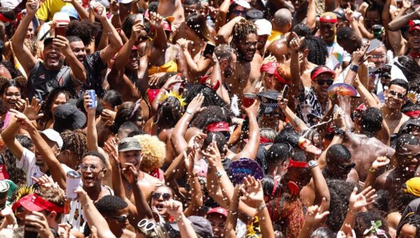 Bailes da Cinelândia transformam o centro do Rio com shows ao vivo